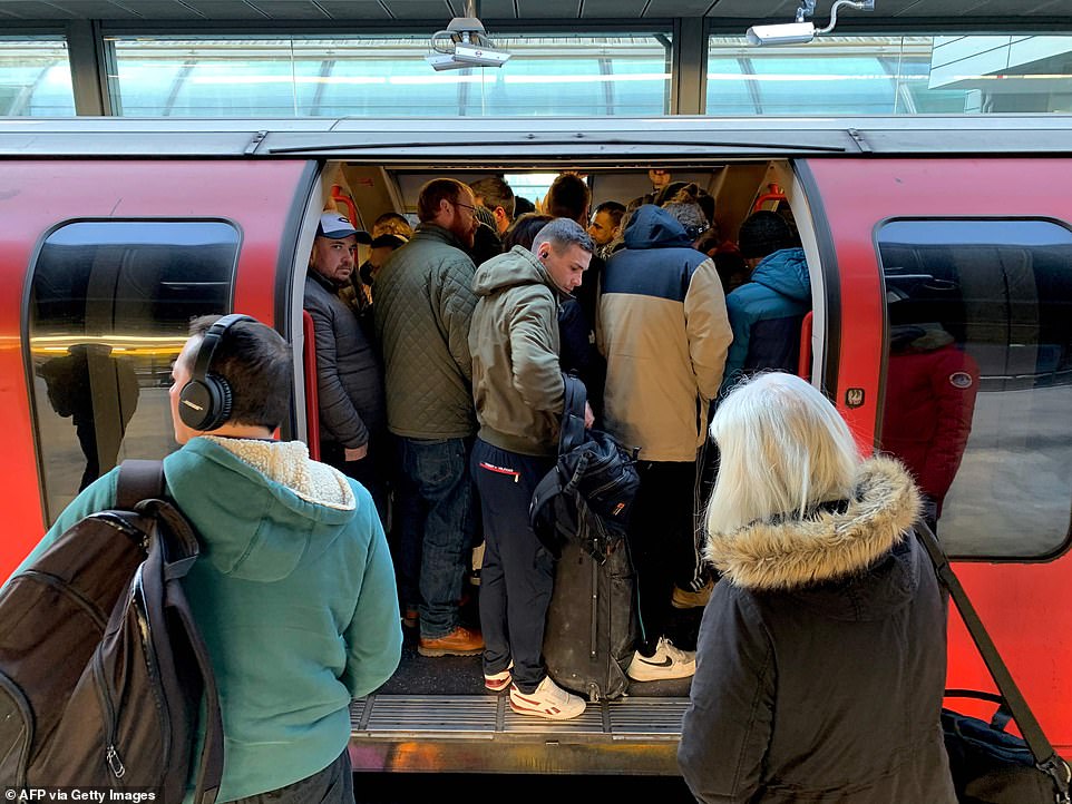 Pasagjerët shtyhen në një tren nëntokësor të zënë me qendër në stacionin Stratford, në lindje të Londrës sot
