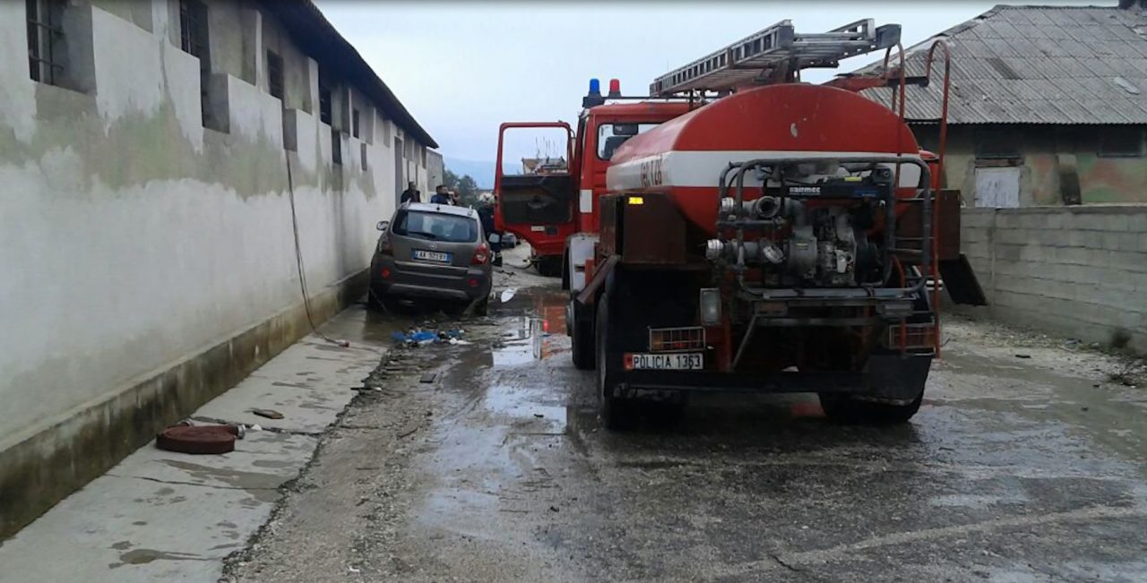 Featured image of article: “Më prishën shtëpinë”, i riu djeg gjashtë dyqane në zonën historike të Vlorës, zjarri përfshin dhe kabinën elektrike