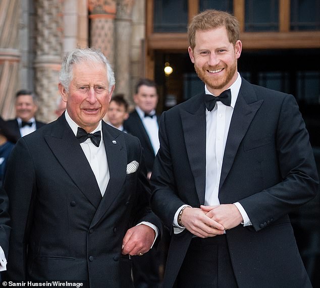 Princi Charles, 71 vjeç, testoi pozitivisht për coronavirus të martën, konfirmuan përfaqësuesit për mbretin. Por vetëvrasësi tha që Meghan i tha Harry-it se "në asnjë rrethanë, a është në rregull me të që udhëton kudo diku tani"