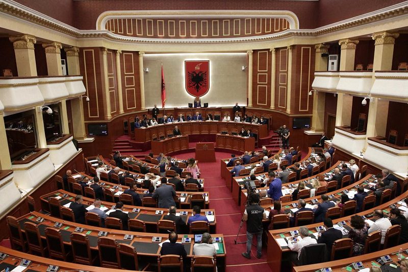 Featured image of article: Ruçi u ndërpret pushimet deputetëve: Nesër në 11:00 mblidhet online Konferenca e Kryetarëve