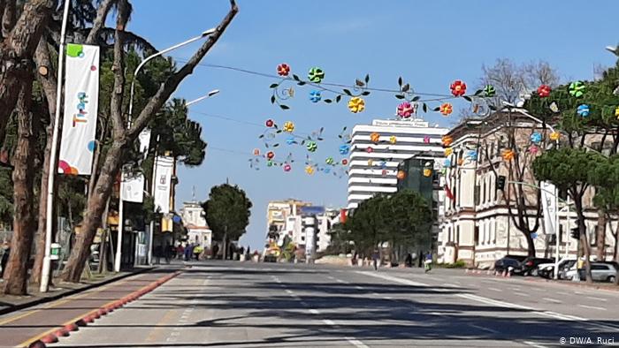 Albanien | Leere Hauptstrasse in Tirana (DW/A. Ruci)